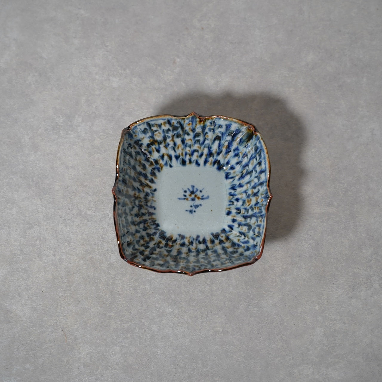 陶房遊 　錆青　輪花角鉢　商品画像1枚目